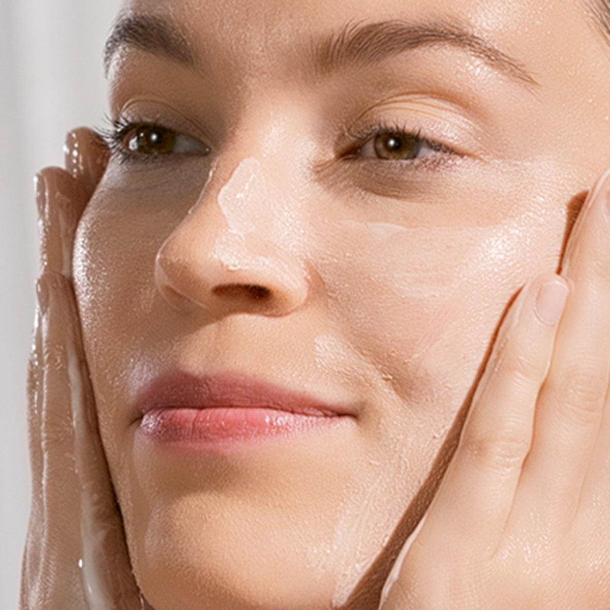 DeepCleanse-pdp-Model-1200x1200_f16779f7-9323-472d-afff-8e4895d3cbf2.jpg