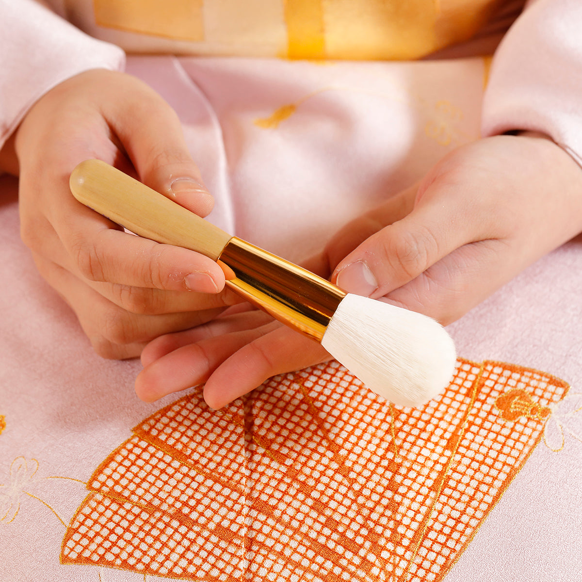 PowderBrush-pdp-Model-Hand-1200x1200_0a5834bc-4131-4021-877c-c94b18bc8150.jpg