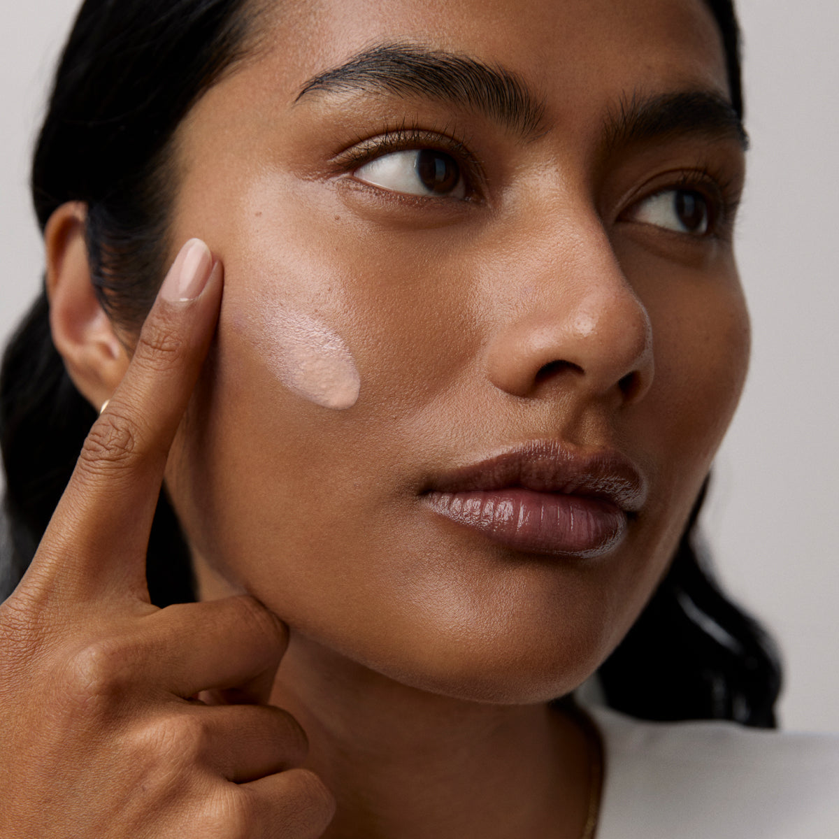 SilkSunscreen-Aug26-Ppage-ModelApplication_fc4bed7c-e6c1-4c24-b17d-ca6fdc62e477.jpg