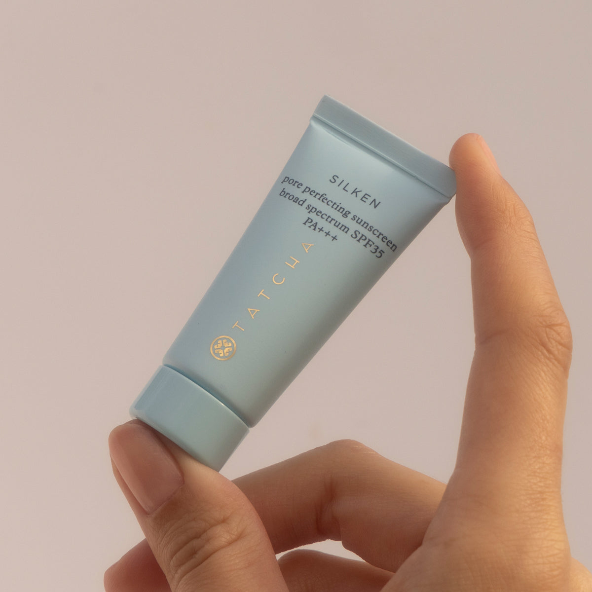 SilkenPorePerfectingSunscreen-1-TS-1-Lifestyle_a6234e61-4622-45c2-90a7-778cd487aec7.jpg