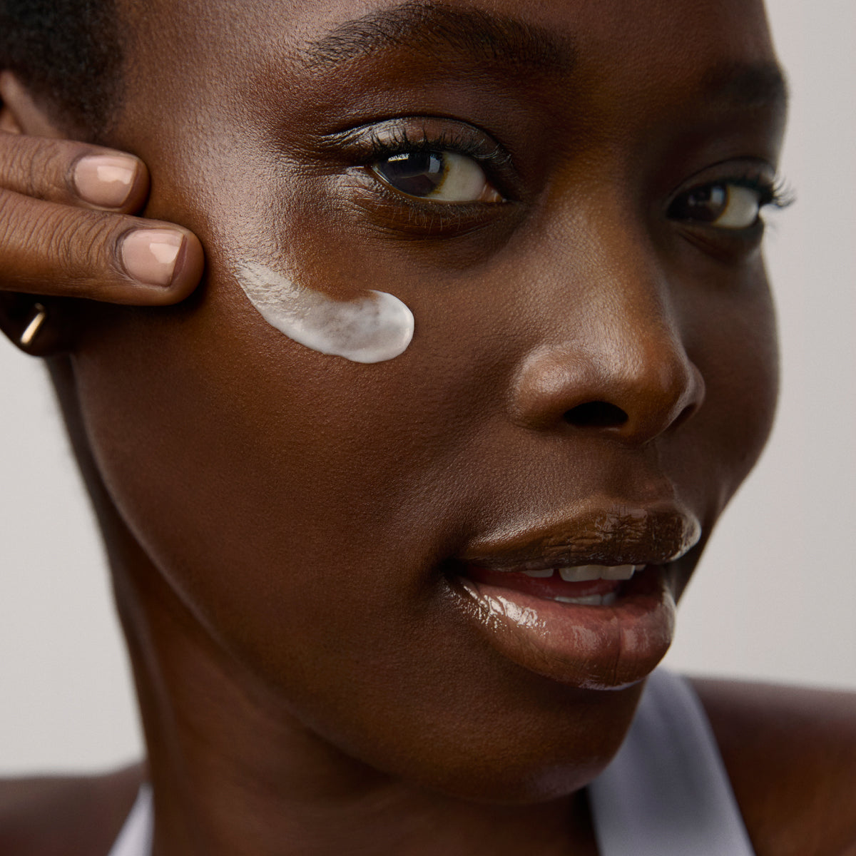 WaterCream-Aug26-Ppage-ModelApplication_fe1b8357-227b-4677-85d9-56efa2bee407.jpg